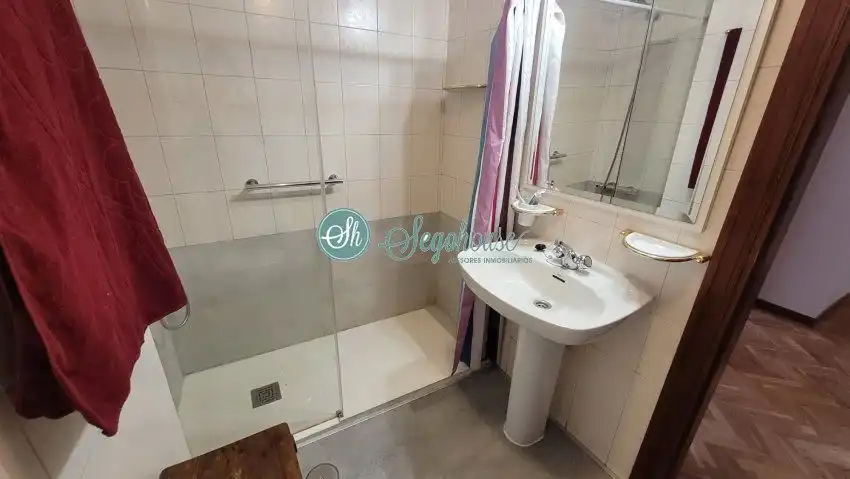 Bathroom of Flat for rent in Segovia  with Heating, Parquet flooring and Terrace