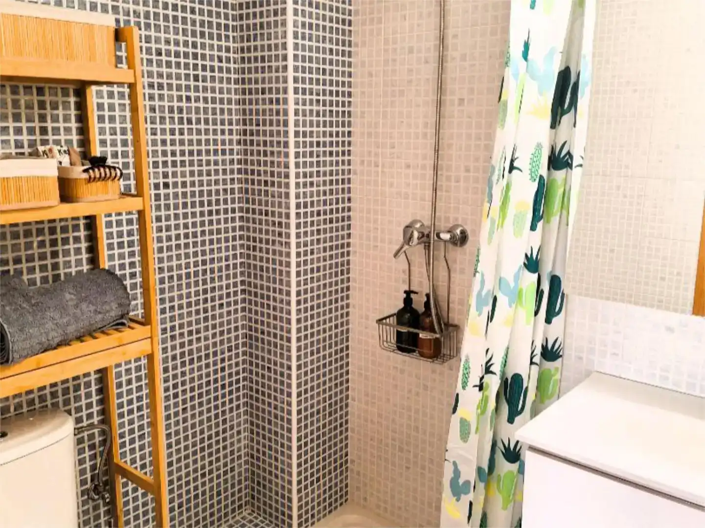 Bathroom of Flat for share in Villaquilambre  with Parquet flooring, Furnished and Balcony
