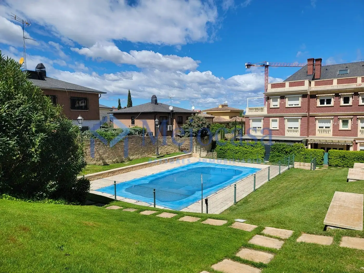 Piscina de Casa adosada en venda en Madrid amb Aire condicionat, Calefacció i Jardí privat