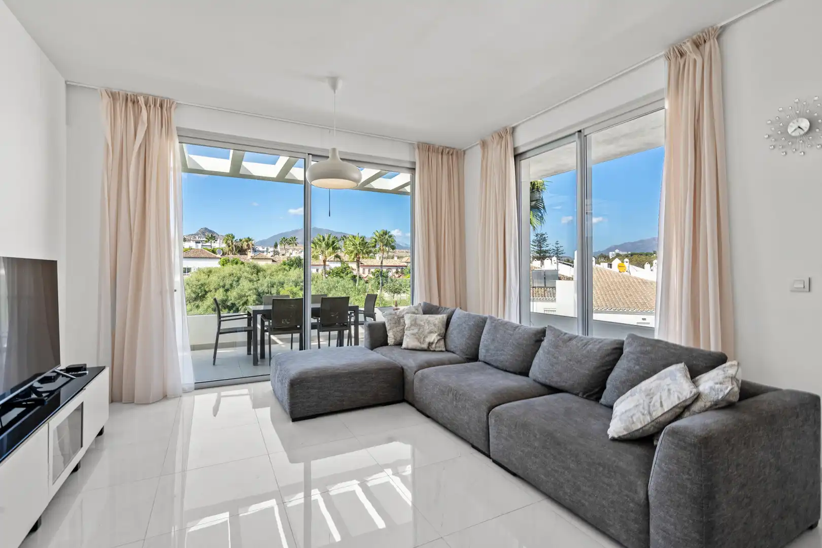 Sala de estar de Ático de alquiler en Estepona con Aire acondicionado, Terraza y Piscina