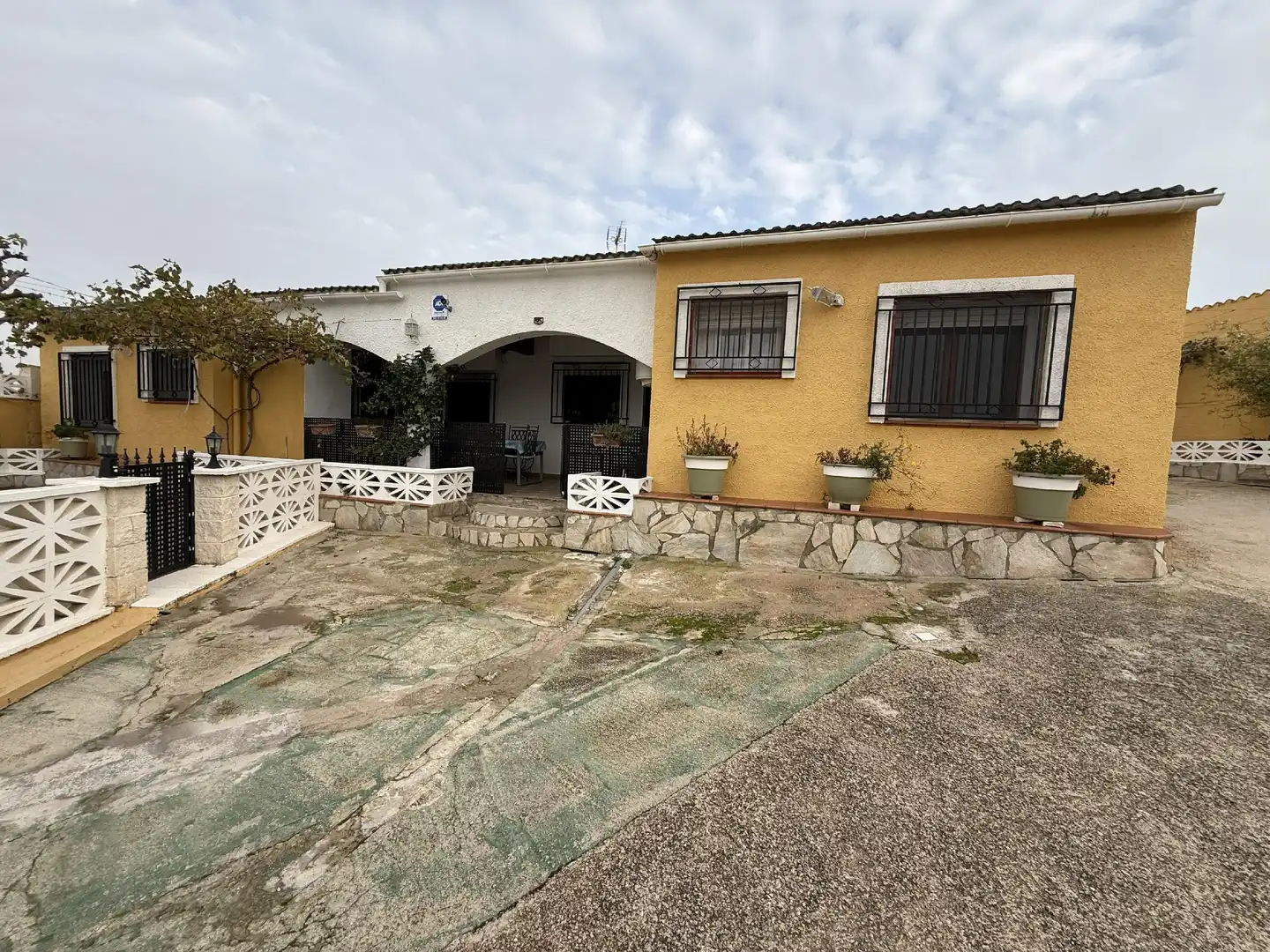 Vista exterior de Casa o chalet en venta en La Bisbal del Penedès con Jardín privado y Piscina