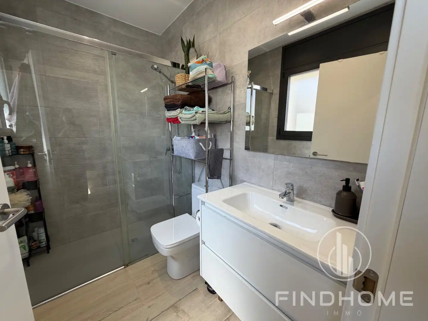 Badezimmer von Einfamilien-Reihenhaus zum Verkauf in Olot mit Klimaanlage, Heizung und Privatgarten