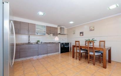 Cuina de Casa o xalet en venda en O Porriño   amb Calefacció, Jardí privat i Terrassa