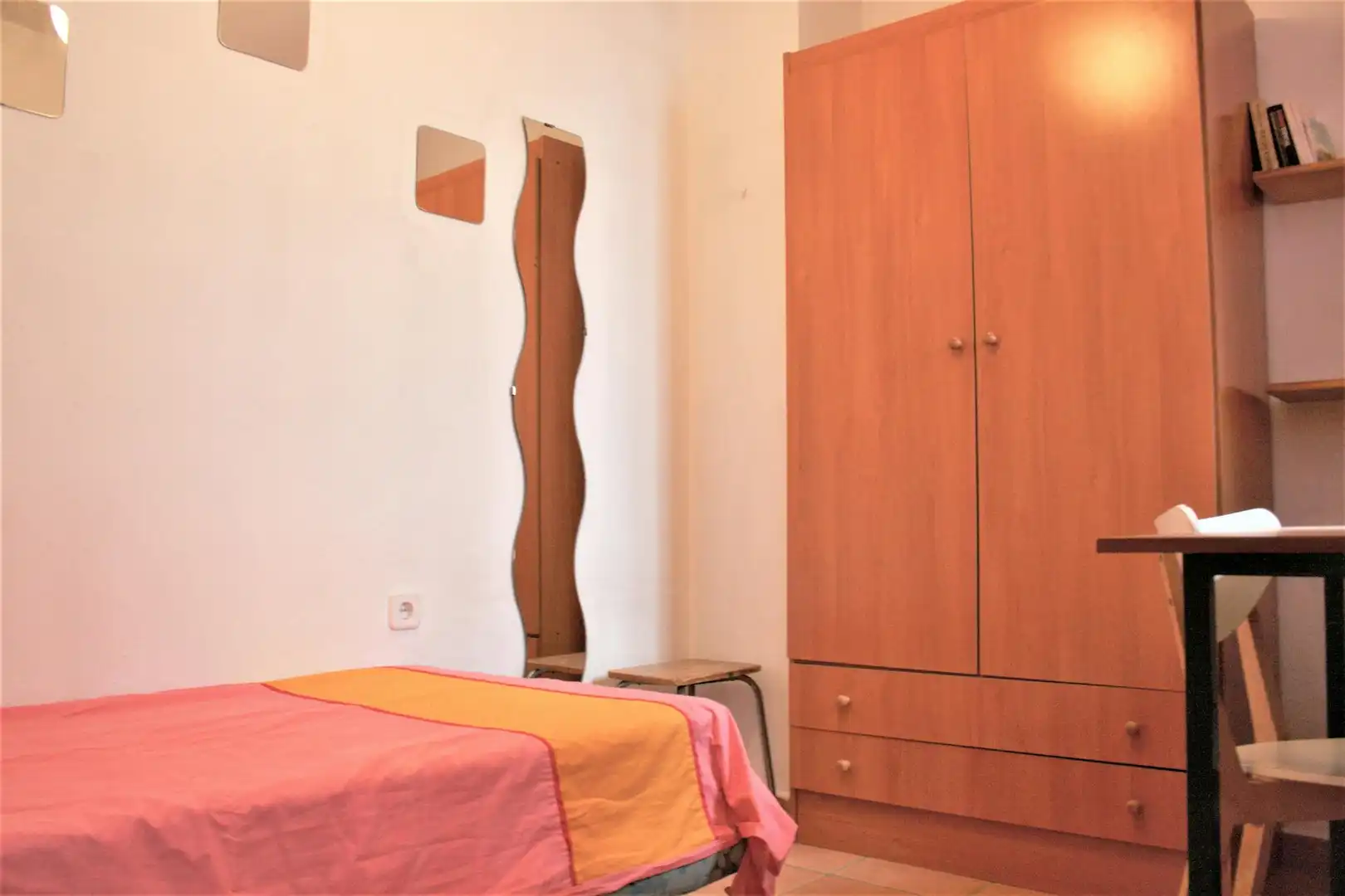Bedroom of Flat for share in Sevilla  with Furnished, Washing machine and TV