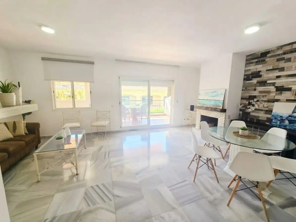 Sala d'estar de Apartament en venda en Benalmádena amb Aire condicionat, Calefacció i Jardí privat
