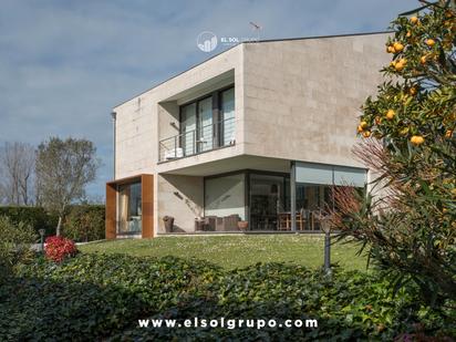 Vista exterior de Casa o xalet en venda en Gijón  amb Calefacció, Jardí privat i Parquet