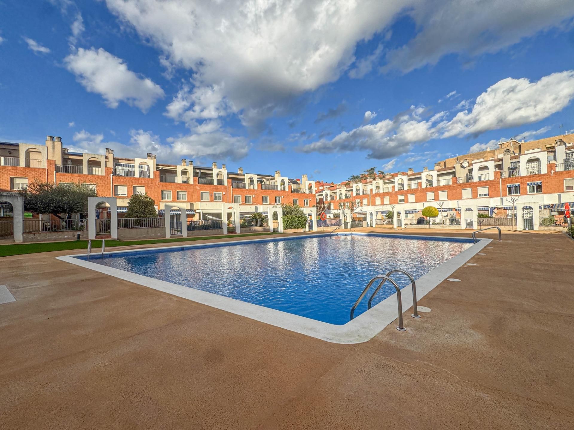 Piscina de Casa adosada en venda en Martorell amb Aire condicionat, Calefacció i Jardí privat