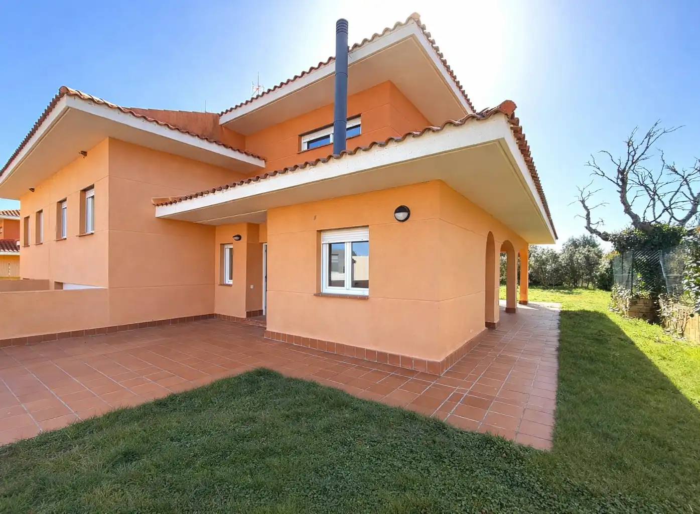 Vista exterior de Casa o xalet en venda en Carrascal de Barregas amb Jardí privat i Terrassa