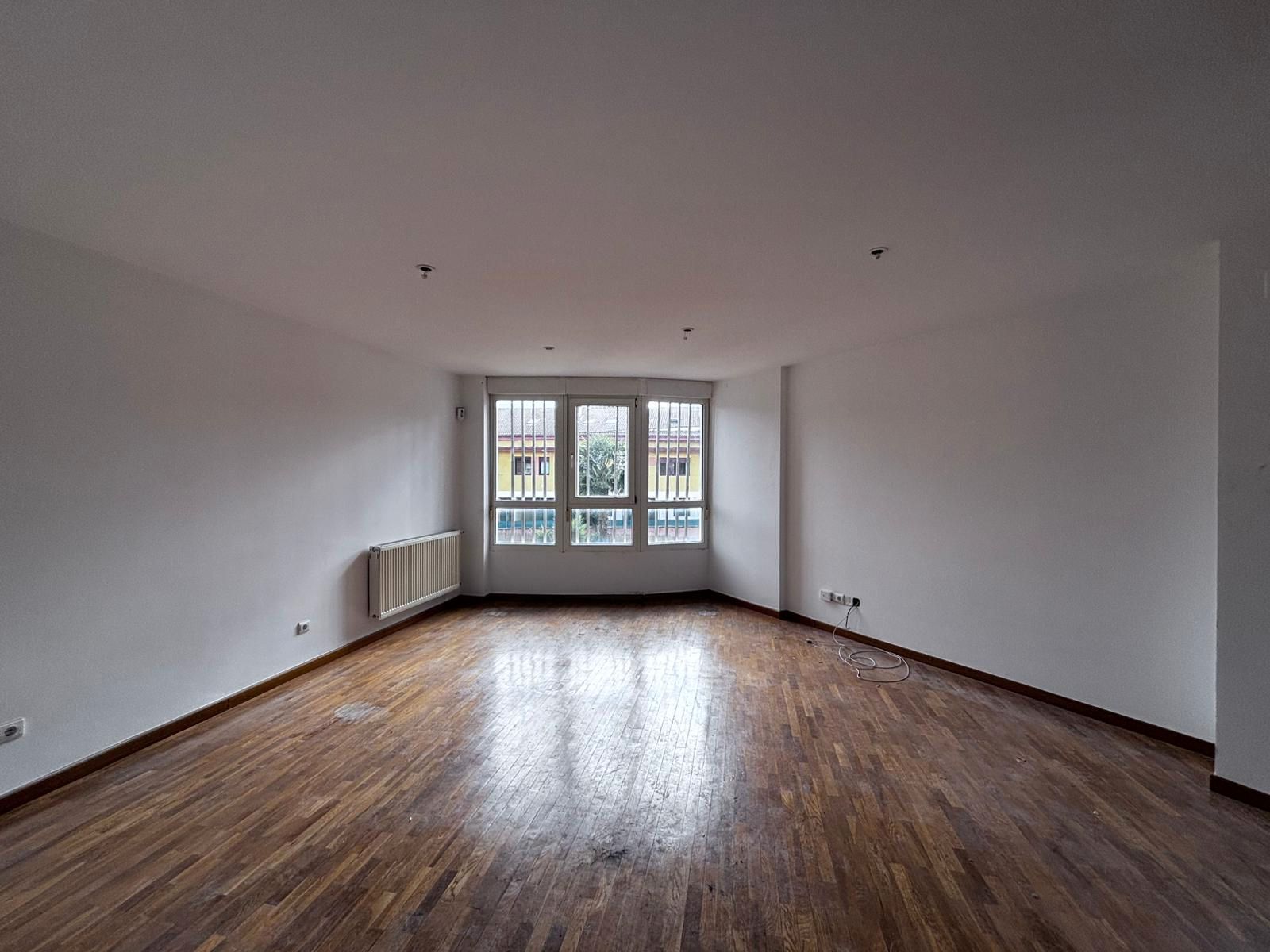 Sala d'estar de Dúplex en venda en Burgos Capital amb Calefacció, Traster i Piscina comunitària