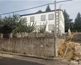 Vista exterior de Casa o xalet en venda en Navarredonda de Gredos amb Jardí privat