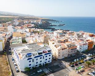 Vista exterior de Dúplex en venda en Guía de Isora amb Terrassa i Balcó