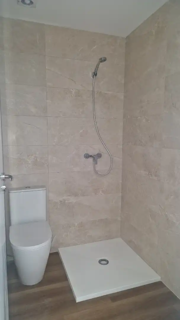 Bany de Casa adosada en venda en Torrelles de Llobregat amb Aire condicionat, Calefacció i Jardí privat