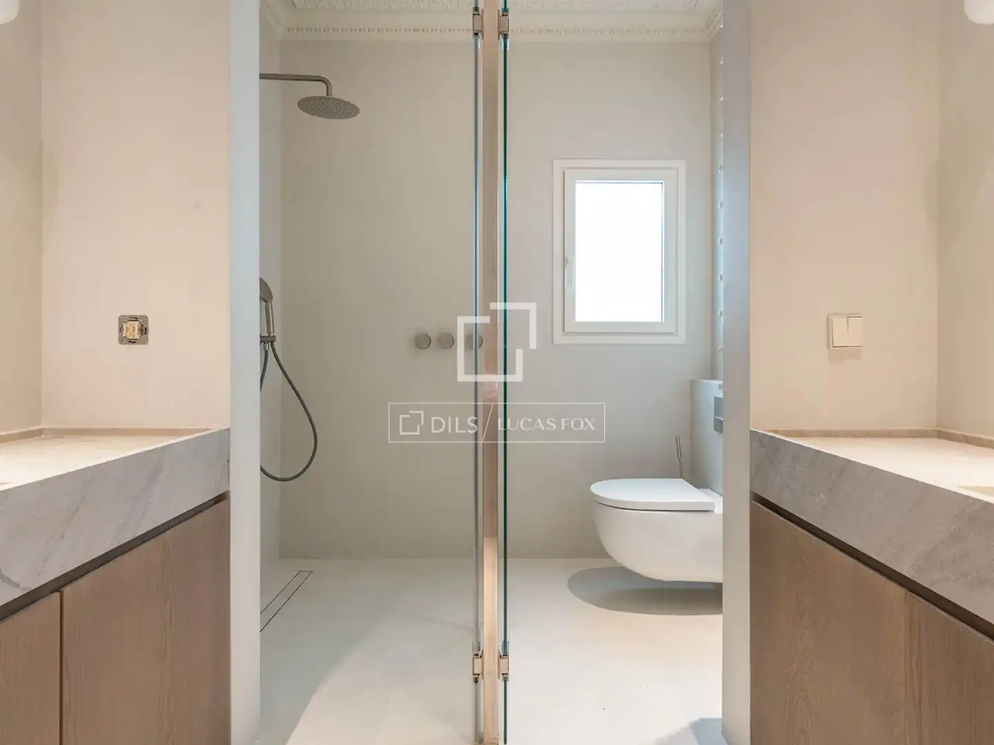Bathroom of Attic for sale in Barcelona  with Air Conditioner, Heating and Parquet flooring
