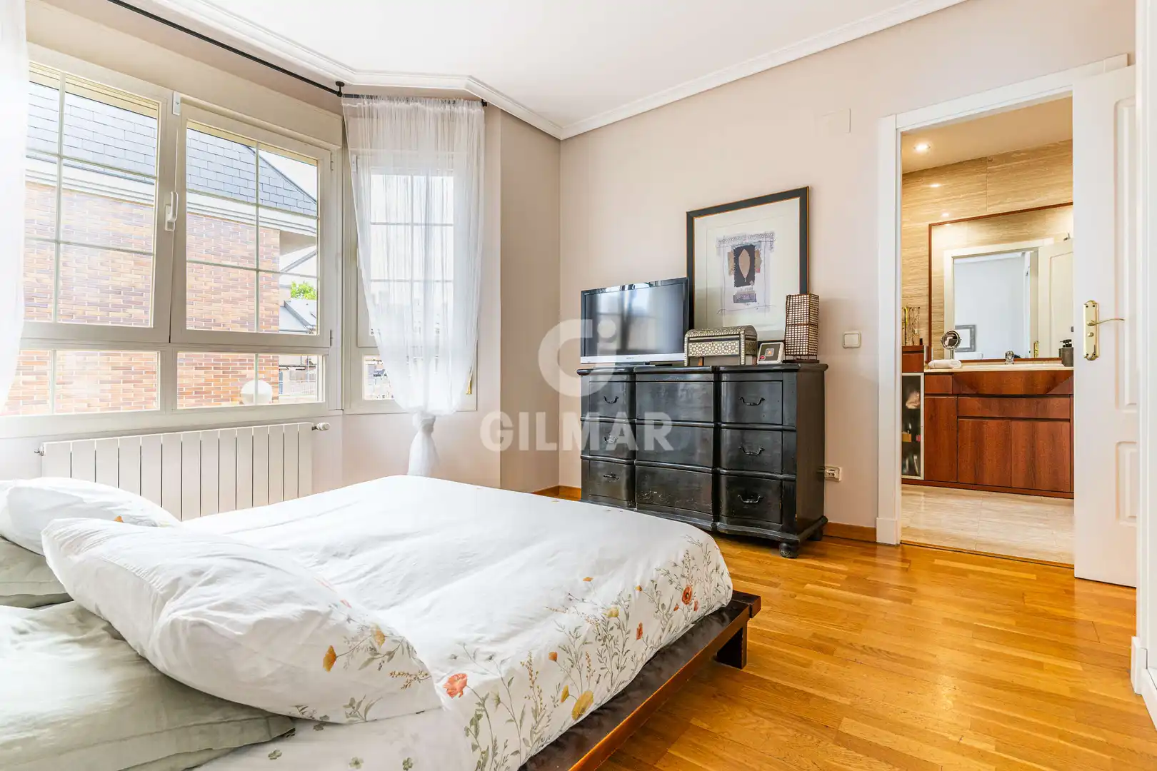 Habitación de Casa adosada en venta en Boadilla del Monte con Calefacción, Jardín privado y Piscina