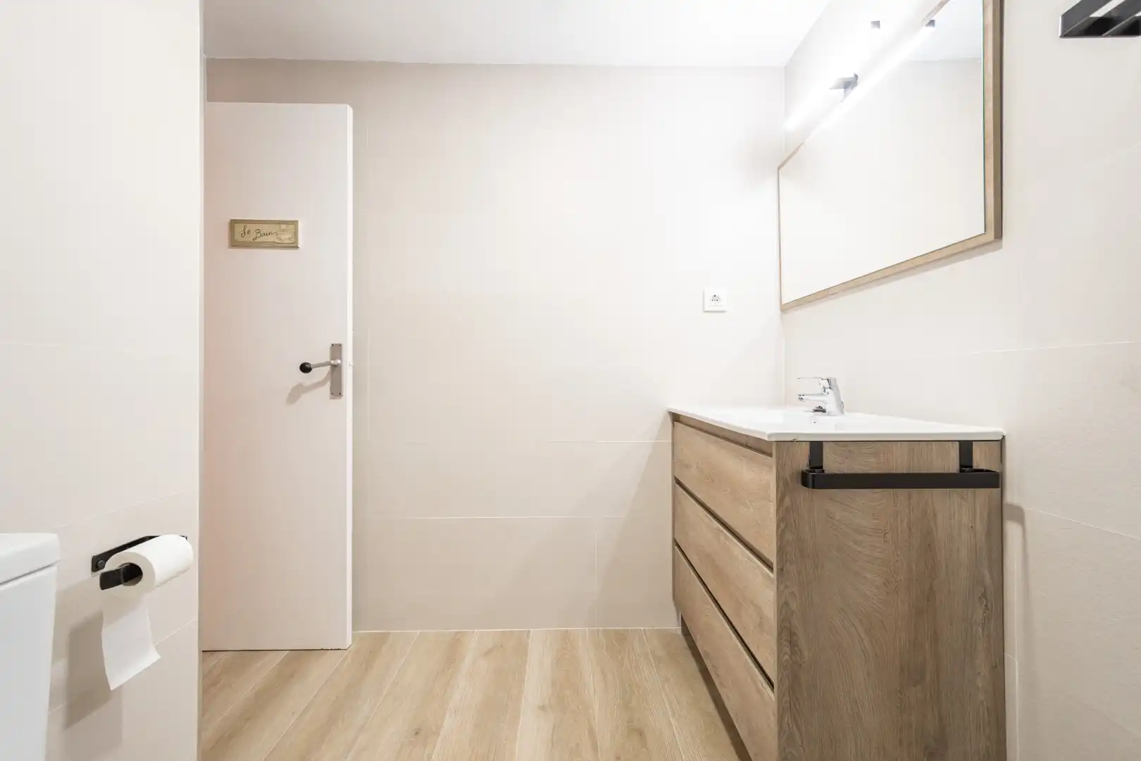 Badezimmer von Wohnung zum Verkauf in Barcelona mit Klimaanlage und Heizung