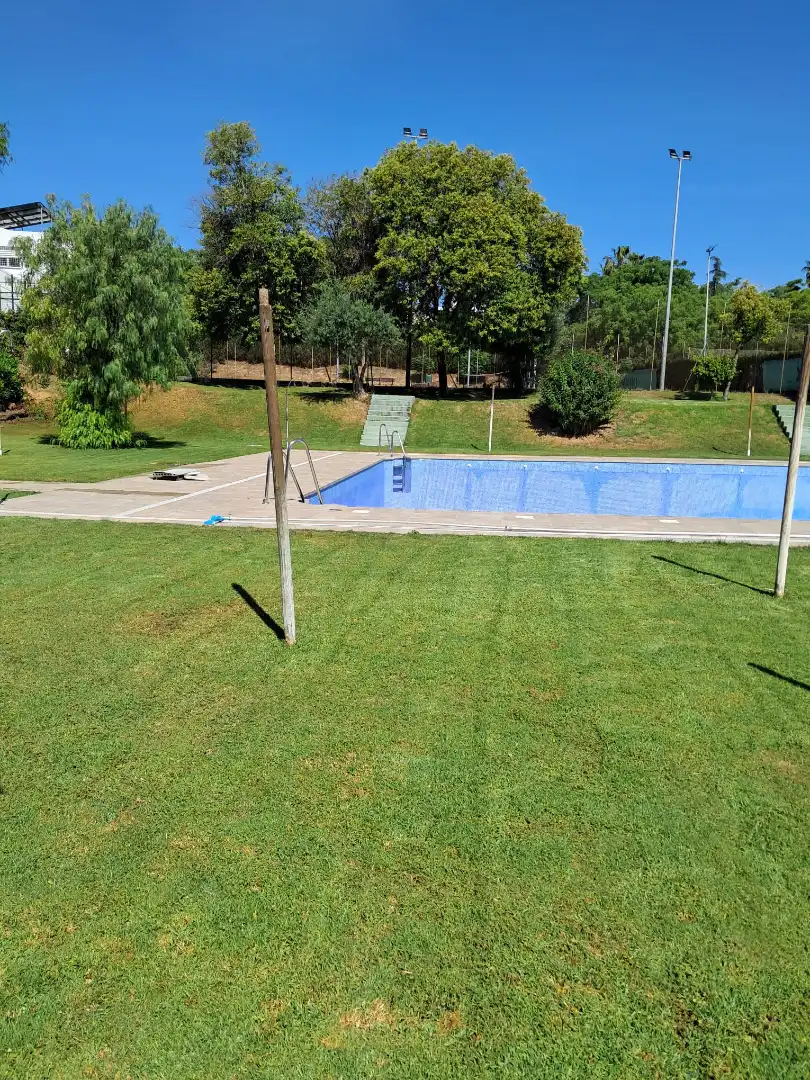Piscina de Casa adosada de lloguer en Tomares amb Aire condicionat i Piscina