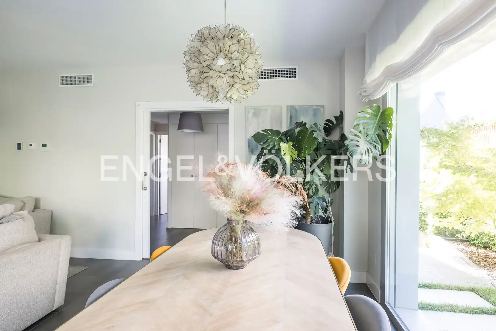 Comedor de Casa adosada en venta en Boadilla del Monte con Aire acondicionado, Calefacción y Jardín privado