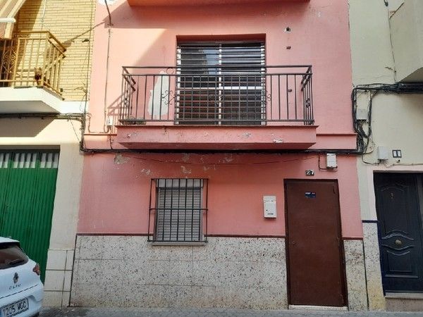 Exterior view of Single-family semi-detached for sale in  Sevilla Capital