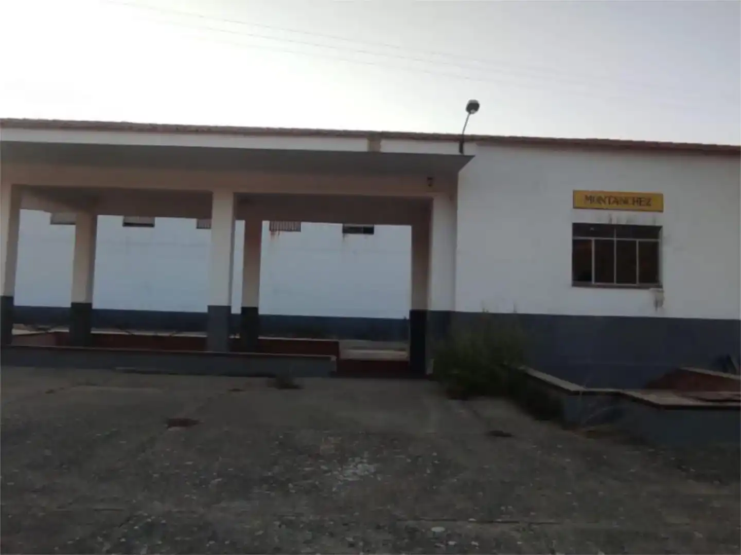 Vista exterior de Nau industrial en venda en Alcuéscar