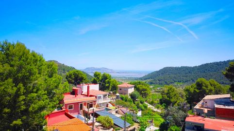 Precioso chalet situado en Mont Verd Llaurí, un entorno privilegiado, rodeado de montaña y con vistas espectaculares que se pueden