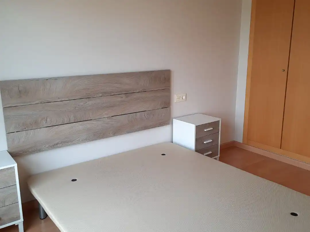 Dormitori de Pis de lloguer en La Pobla de Vallbona amb Parquet, Moblat i Forn