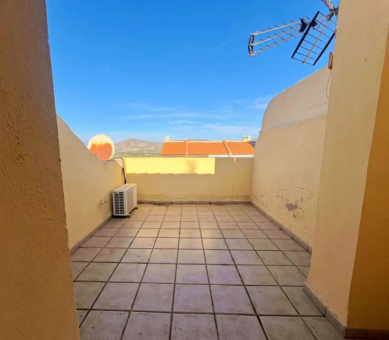 Vista exterior de Casa adosada en venda en Cártama amb Aire condicionat, Terrassa i Piscina comunitària