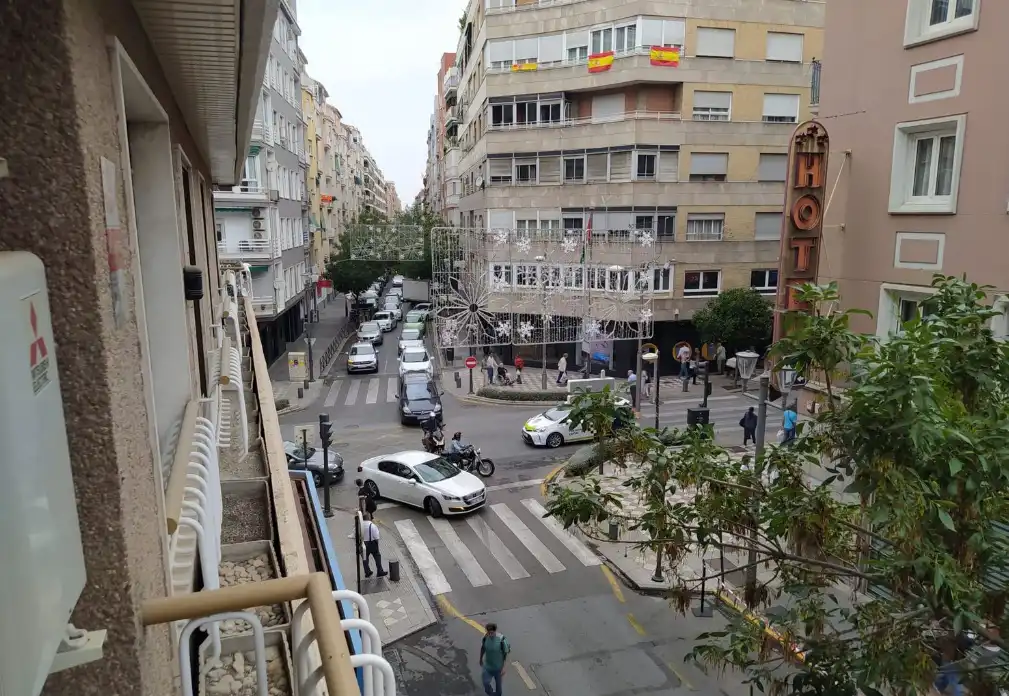 Vista exterior de Piso para compartir en Granada con Aire acondicionado, Amueblado y Horno