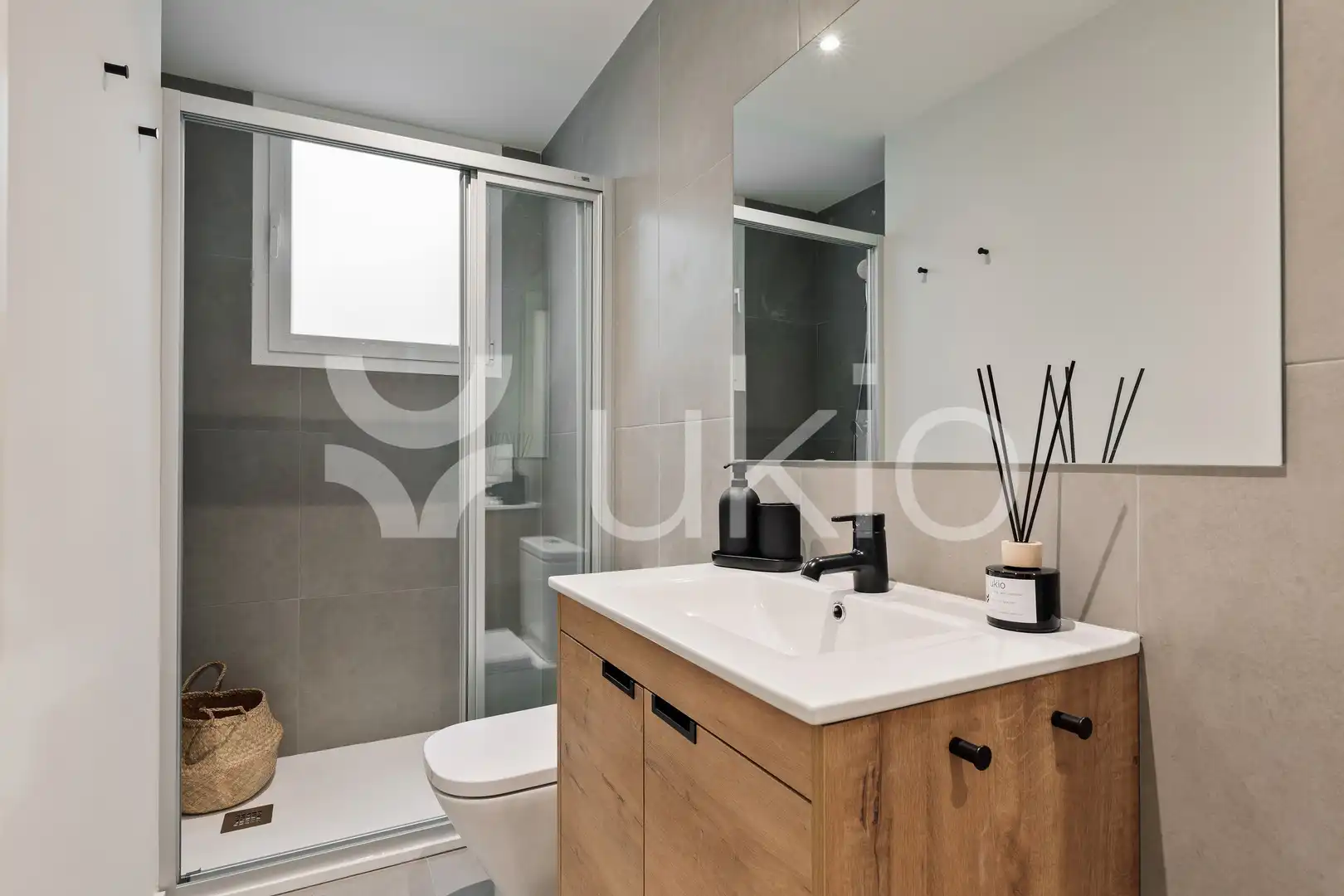 Bathroom of Attic for rent in Barcelona  with Air Conditioner, Heating and Terrace