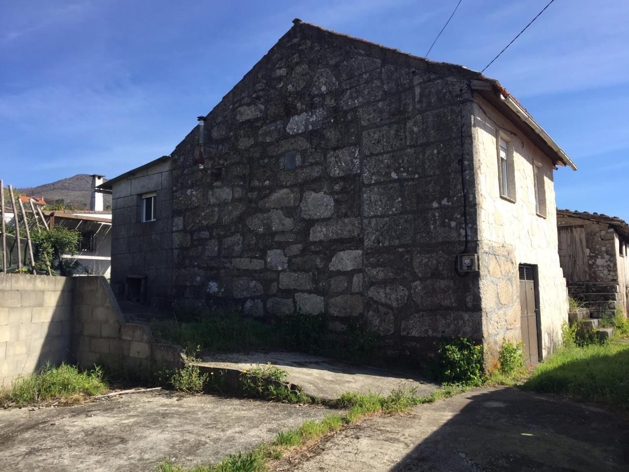 Vista exterior de Casa adosada en venda en Arbo amb Jardí privat