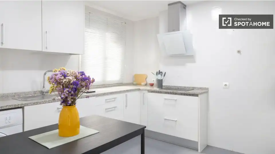 Cocina de Piso para compartir en Madrid con Aire acondicionado, Calefacción y Terraza