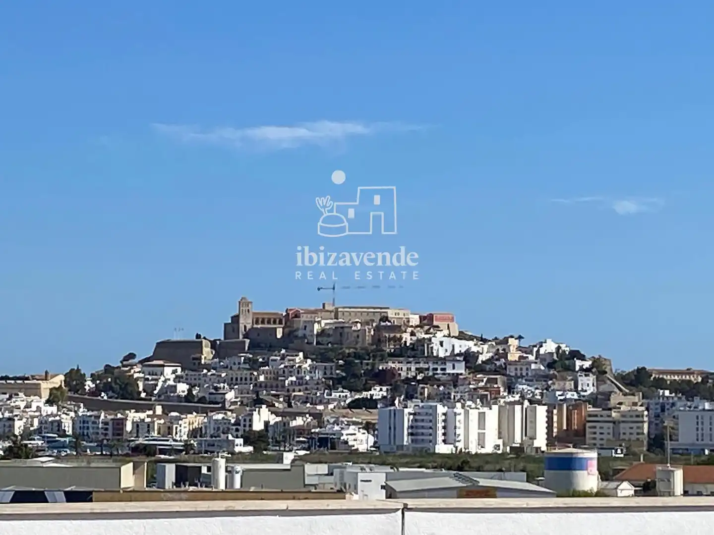 Außenansicht von Wohnung zur Miete in Santa Eulària des Riu mit Klimaanlage, Heizung und Terrasse
