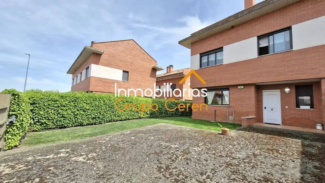 Vista exterior de Casa adosada en venta en Cirueña con Calefacción, Jardín privado y Terraza
