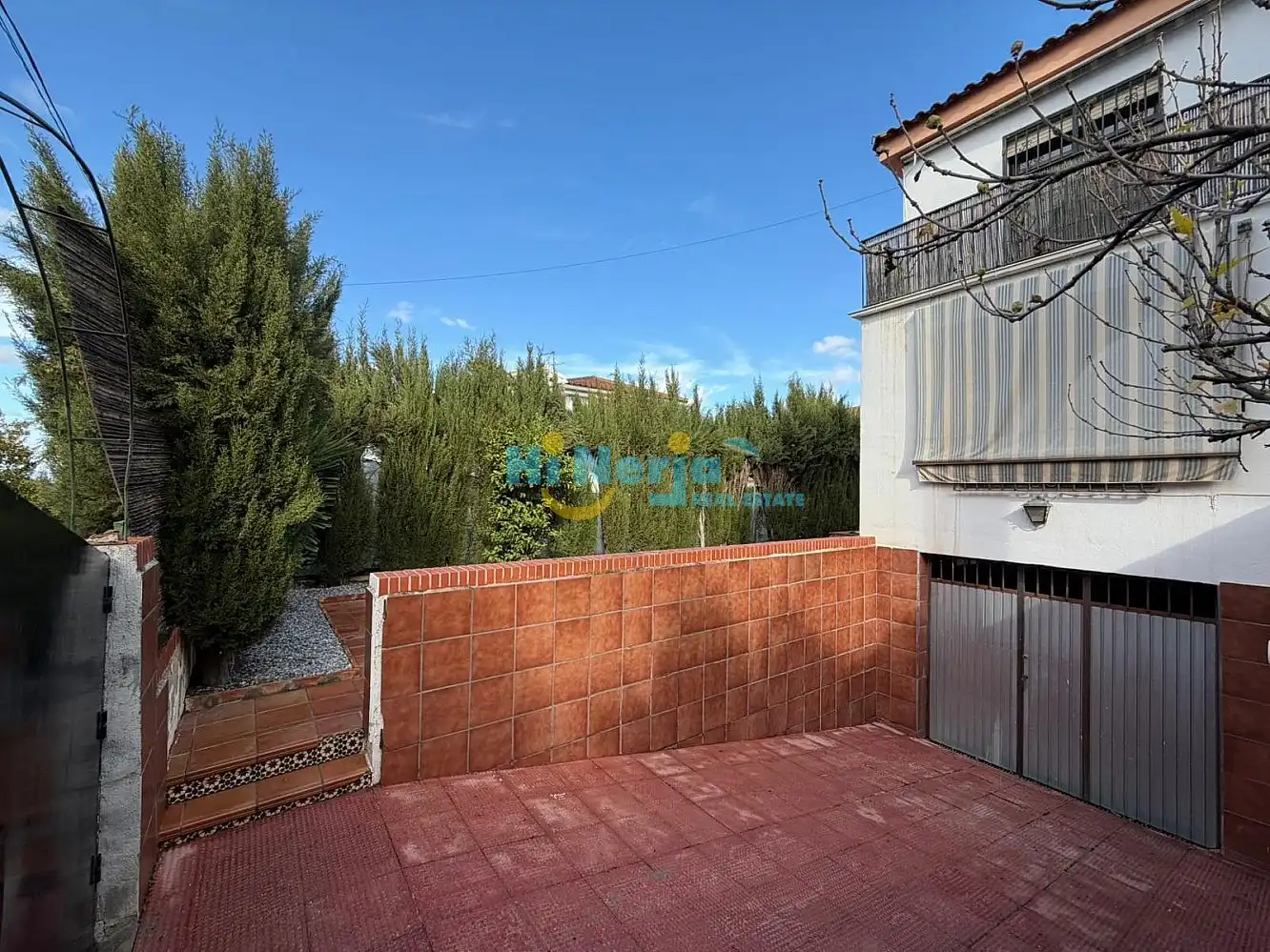 Vista exterior de Casa adosada en venda en La Zubia amb Terrassa i Piscina