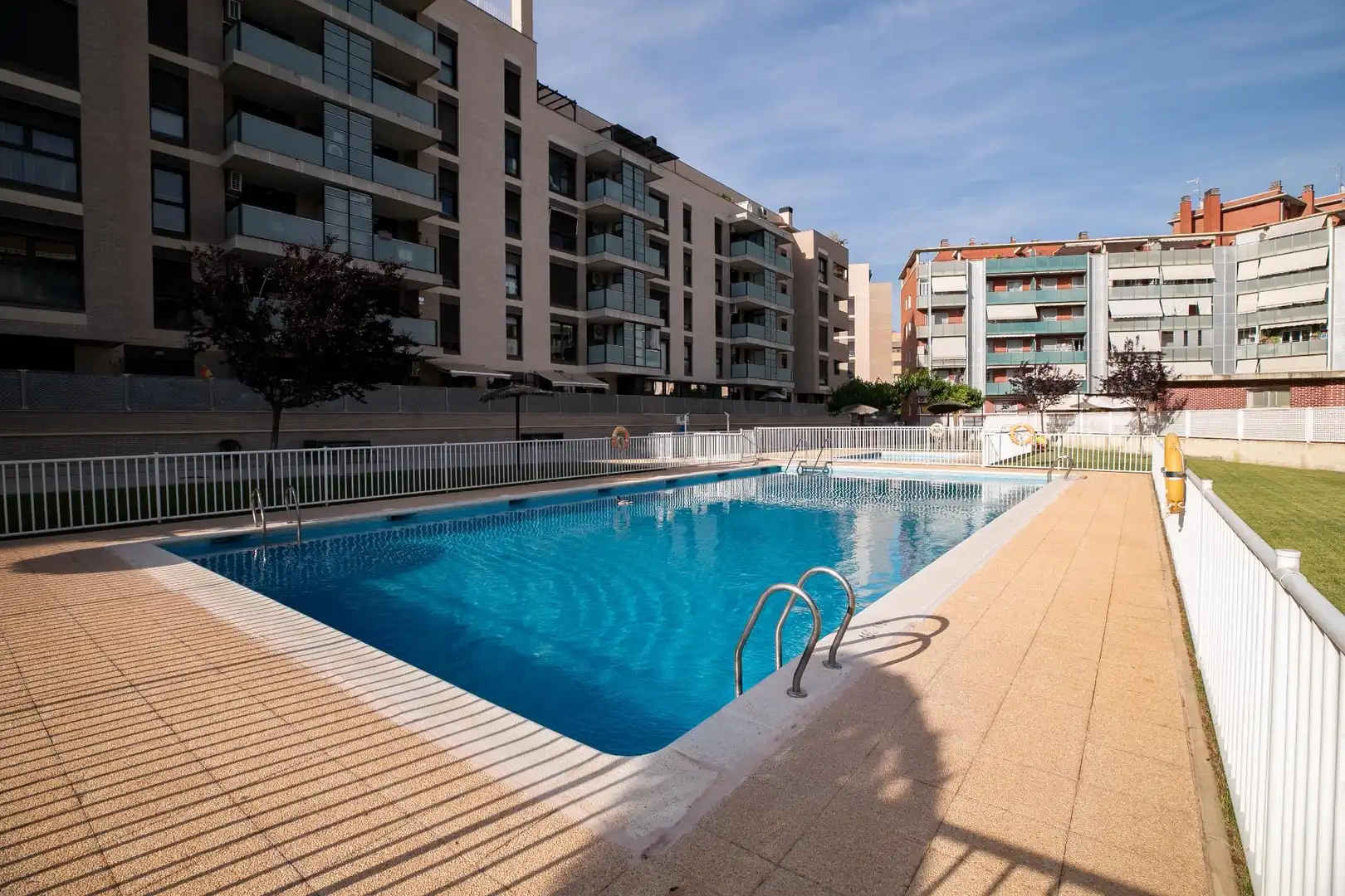 Schwimmbecken von Wohnung zum Verkauf in Huesca mit Klimaanlage, Heizung und Privatgarten