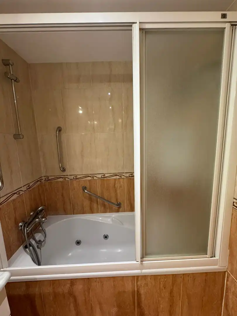 Baño de Piso de alquiler en Gijón  con Calefacción, Parquet y Amueblado