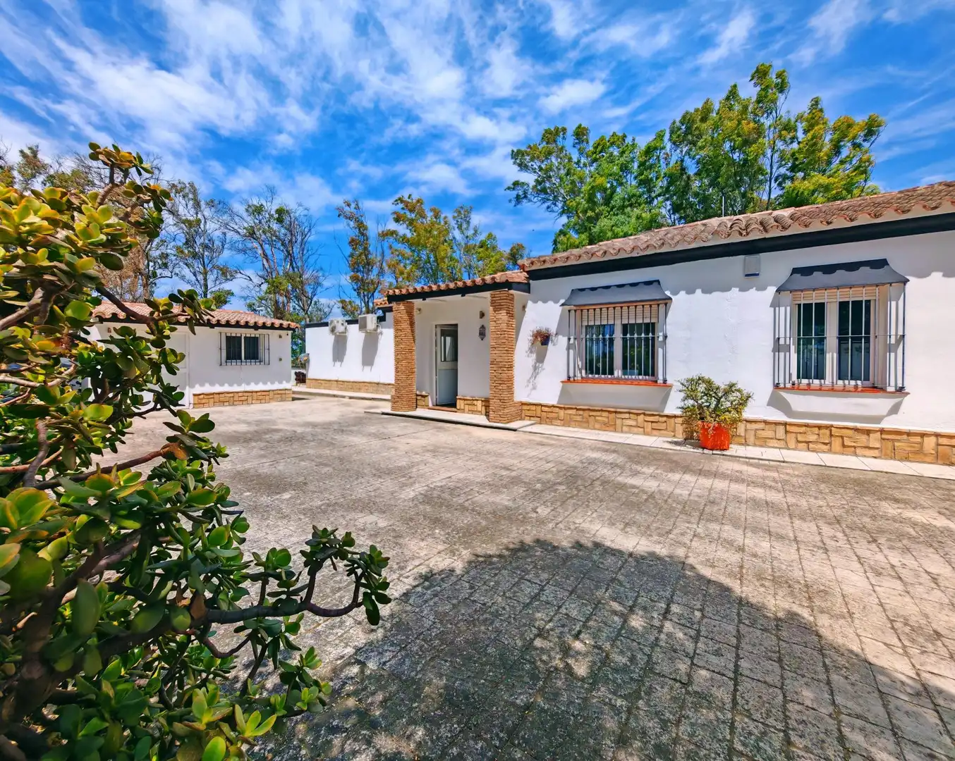 Exterior view of Houses for sale in Chiclana de la Frontera  with Air Conditioner, Swimming Pool and Furnished