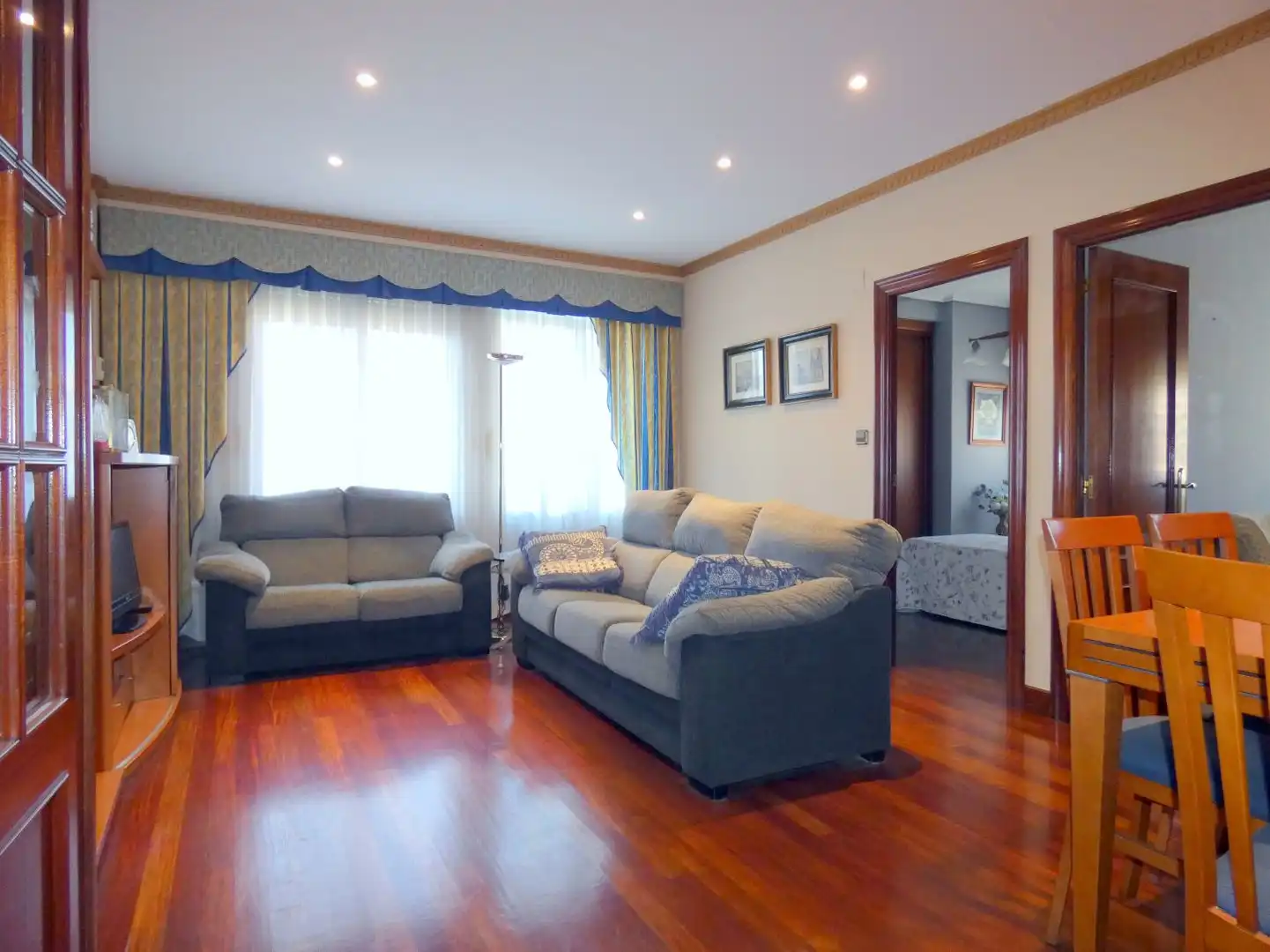 Sala d'estar de Pis en venda en Bilbao  amb Calefacció, Parquet i Moblat