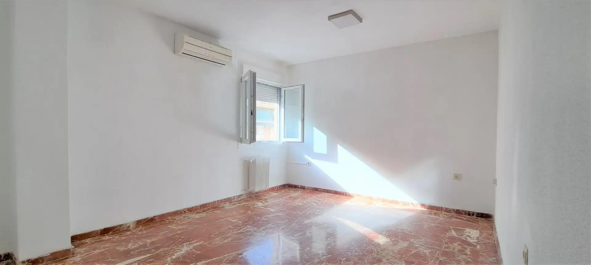 Dormitori de Dúplex de lloguer en Granada amb Aire condicionat i Traster