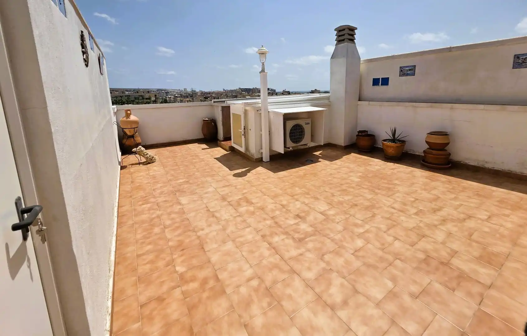 Terrasse von Dachboden zum Verkauf in Santa Pola mit Klimaanlage, Terrasse und Abstellraum