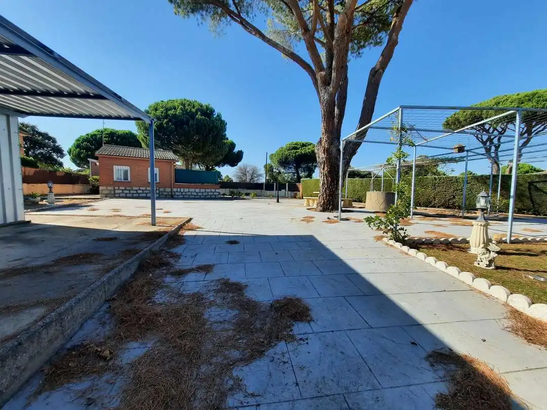 Aparcament de Casa o xalet en venda en Escalona amb Aire condicionat, Calefacció i Jardí privat
