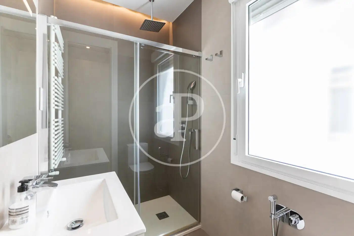Badezimmer von Dachboden zur Miete in Madrid mit Klimaanlage, Heizung und Terrasse