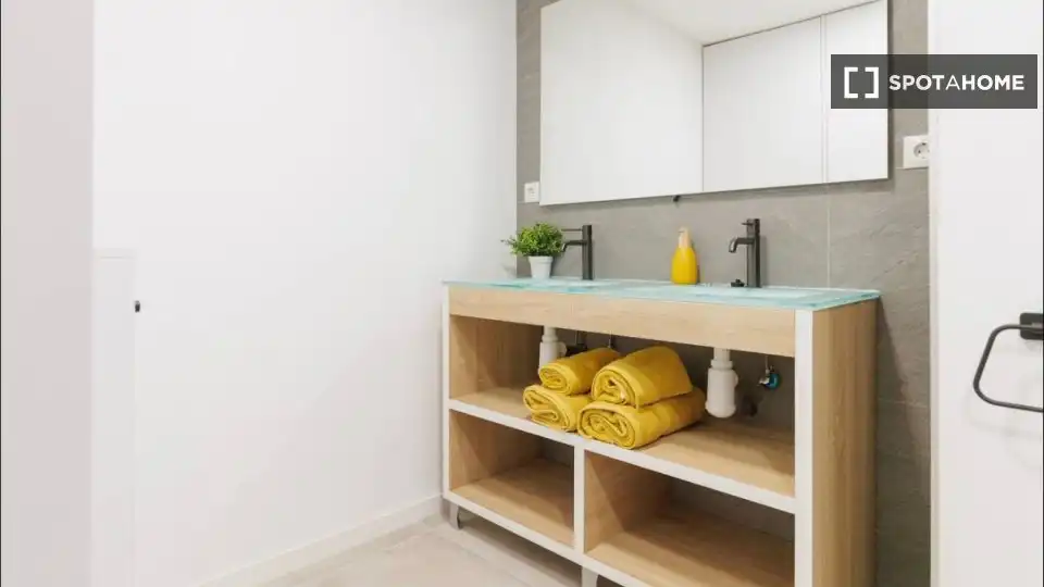 Bathroom of Flat for rent in Valencia  with Air Conditioner, Heating and Furnished
