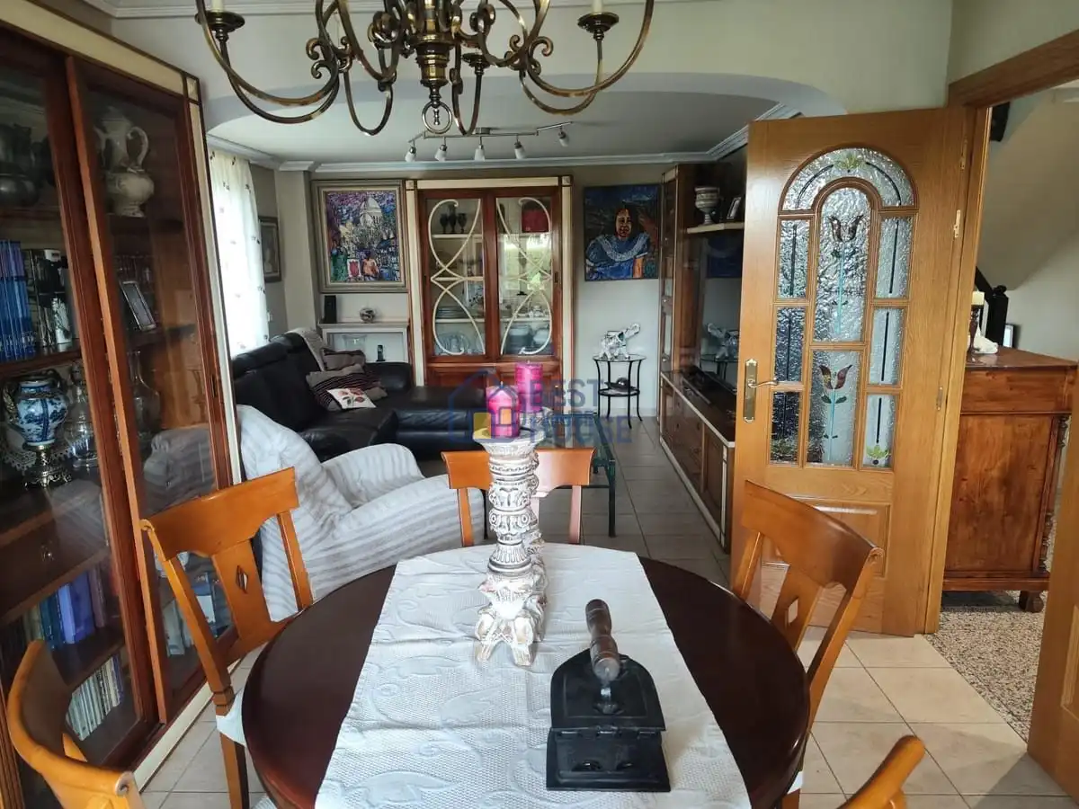 Menjador de Casa o xalet en venda en San Andrés del Rabanedo amb Calefacció, Jardí privat i Parquet