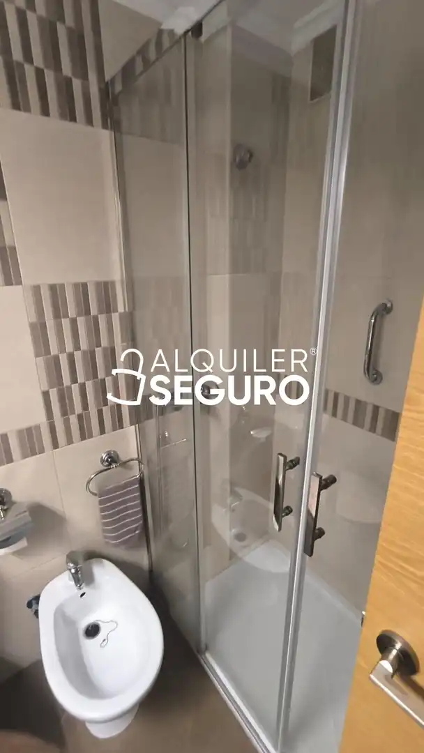 Bathroom of Flat for rent in Sevilla  with Air Conditioner and Furnished