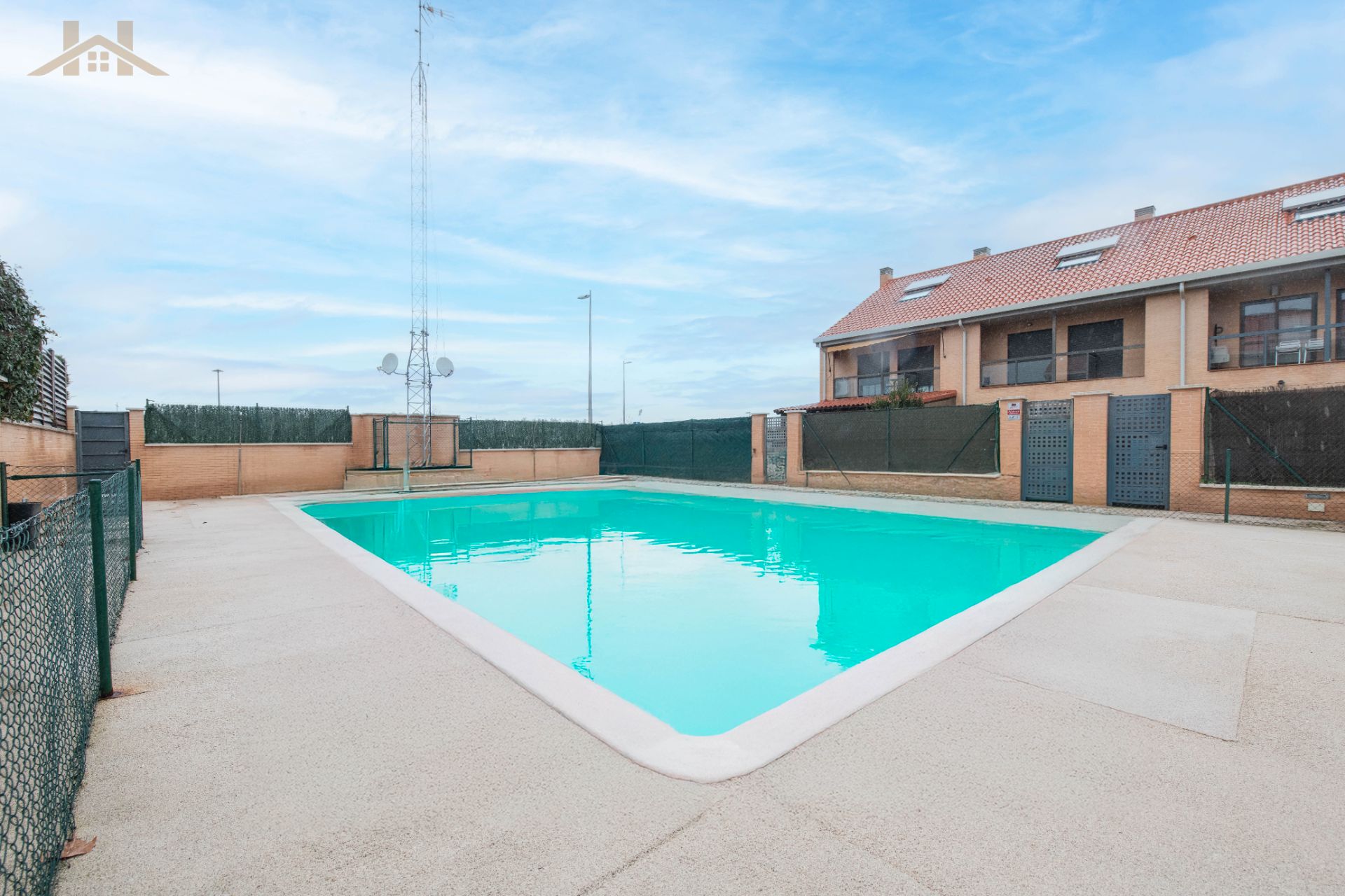 Piscina de Casa adosada en venda en Navalcarnero amb Aire condicionat, Calefacció i Jardí privat