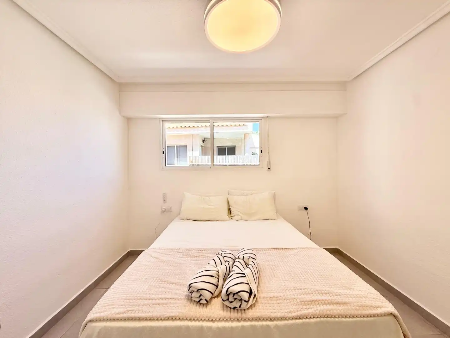 Schlafzimmer von Wohnungen zur Miete in Torrevieja mit Klimaanlage, Heizung und Terrasse