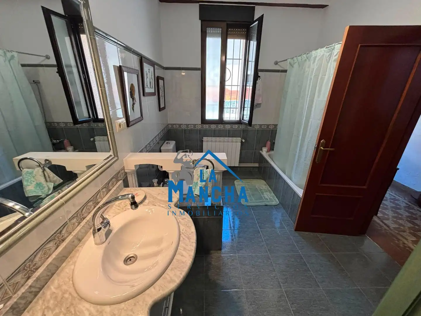 Baño de Casa o chalet en venta en Hoya-Gonzalo con Calefacción, Jardín privado y Amueblado