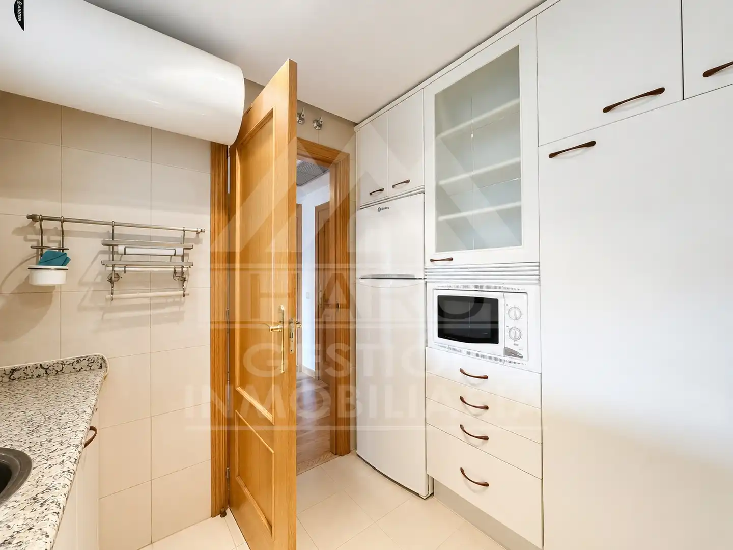 Küche von Wohnung zum Verkauf in Madrid mit Klimaanlage, Ofen und Waschmaschine