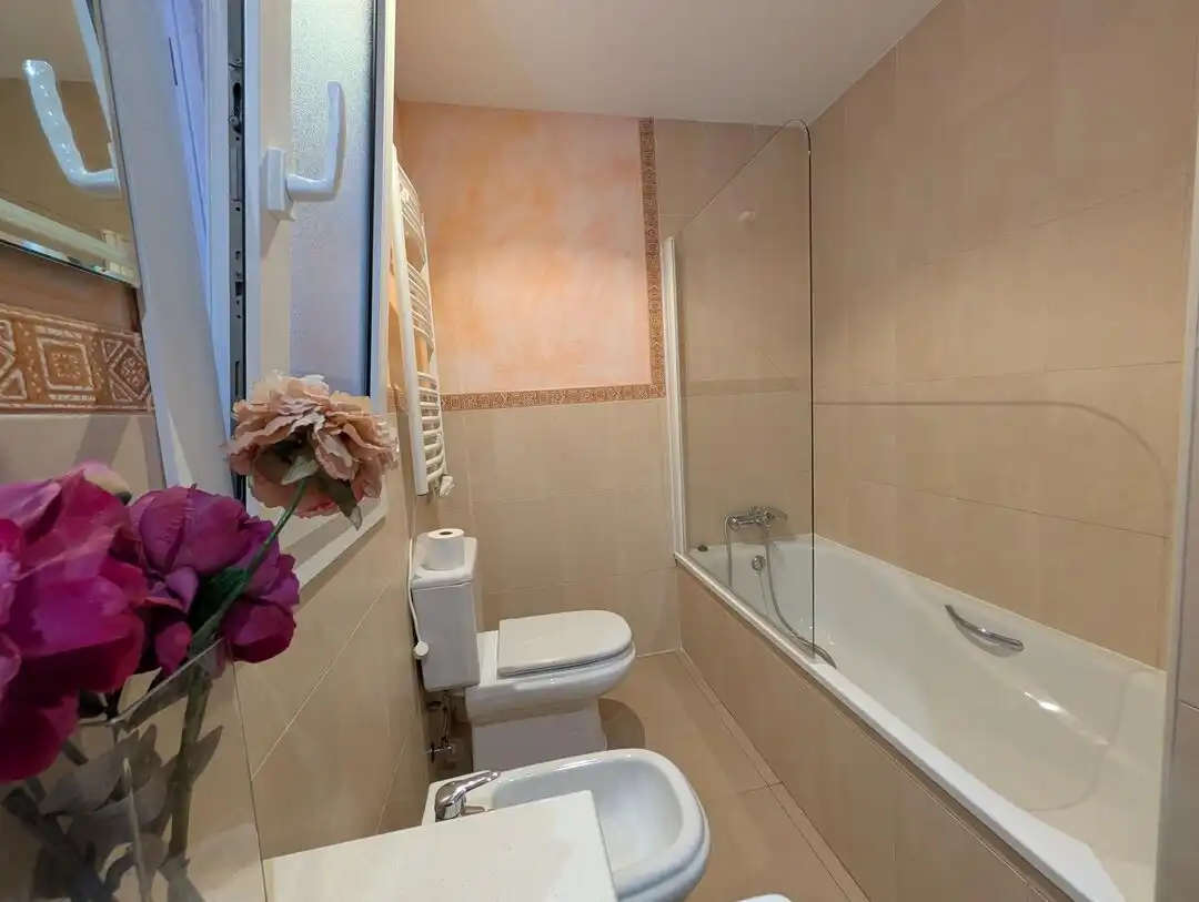 Baño de Casa adosada de alquiler en La Línea de la Concepción con Aire acondicionado, Calefacción y Jardín privado