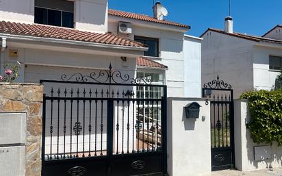 Vista exterior de Casa o xalet en venda en Villanueva de la Cañada amb Aire condicionat, Calefacció i Jardí privat